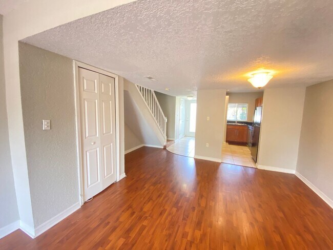 Building Photo - Beautiful 2/1.5 Condo in Orlando! New Carpet!