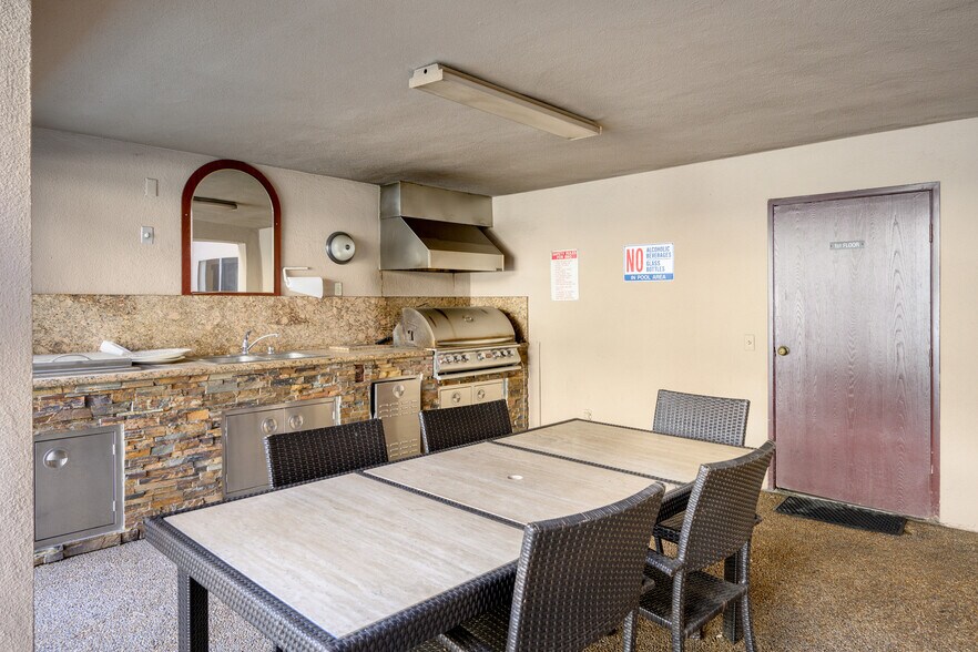 Building Photo - 310 N Jackson St