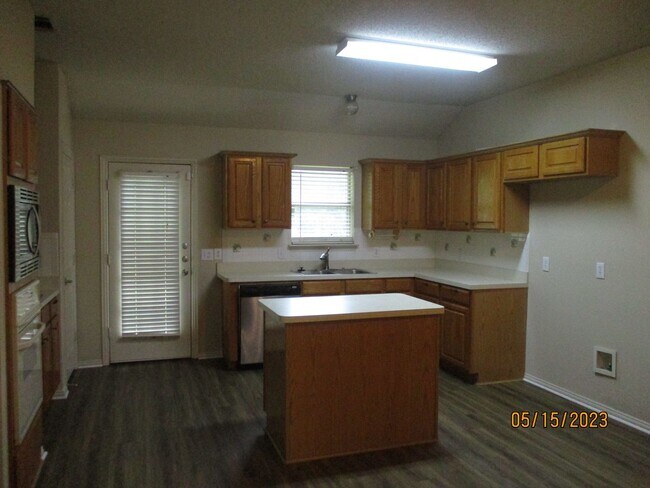 Building Photo - 5900 Silverpoint Ct