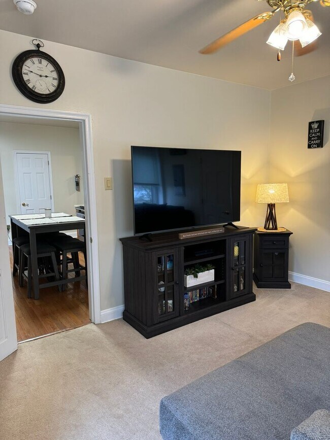 Building Photo - 412 E 4th St