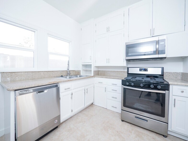 Interior Photo - 5225 De Longpre Ave