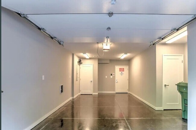 Building Photo - Stunning Furnished Townhouse in the South ...