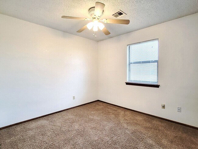 Building Photo - Charming 2 Bedroom Duplex in Tuttle, Oklah...