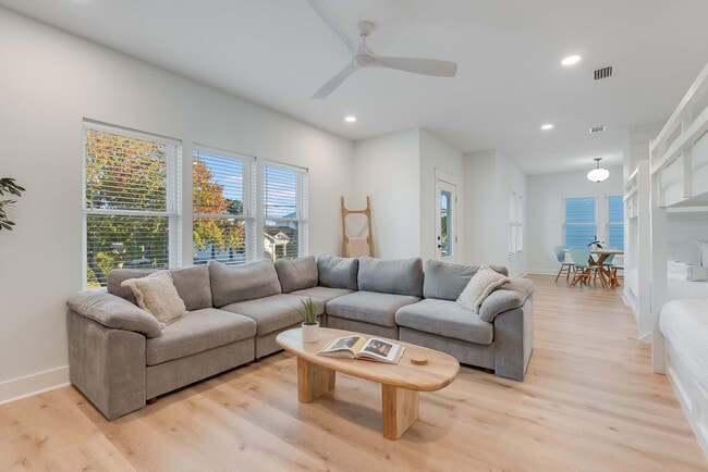 Building Photo - 223 E Lakeshore Dr