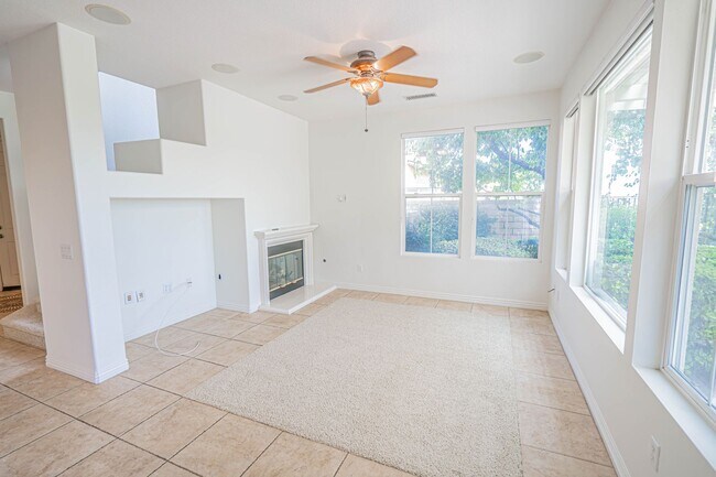 Building Photo - Bella Ventana 3 Bedroom Rental Home in Valencia!