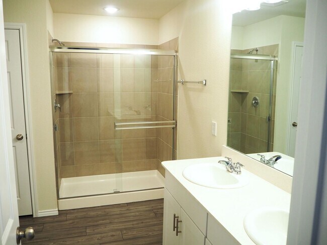 Building Photo - 3 Bed 2.5 Bath Home in Van Alstyne