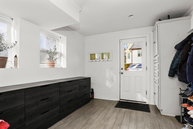 Building Photo - 6 Meadowbank Rd