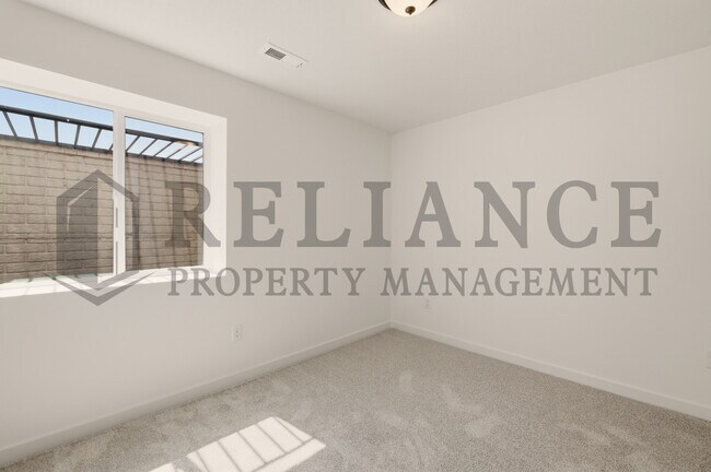 Building Photo - 5259 N Pinecrest Ct