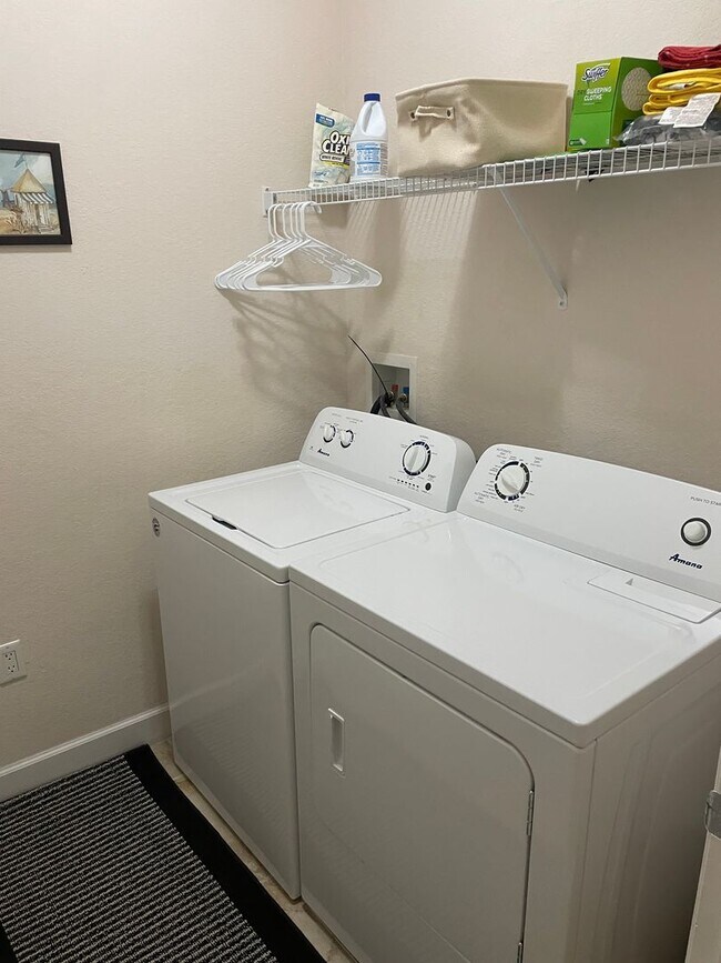 Building Photo - Furnished 3 Bedroom 2 Bath with Garage Pun...