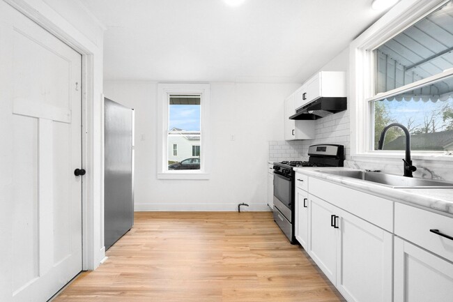 Building Photo - New Listing! 2 bed 1 bath