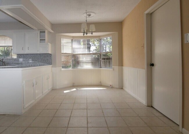 Building Photo - 710 Enchanted Trail Dr