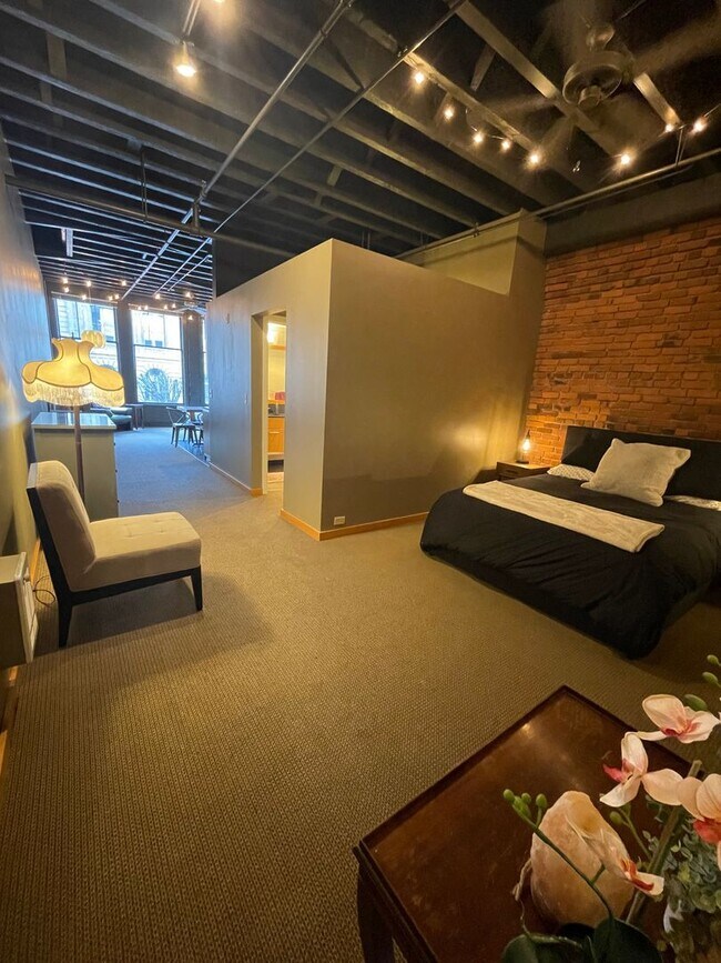 Building Photo - Beautiful Furnished Downtown Loft