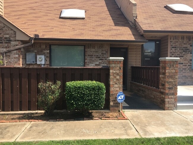 Building Photo - 2 BED 2 BATH 1 CAR GARAGE FAIRFIELD GREENS...