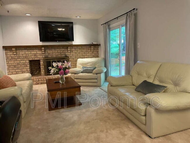 Building Photo - 1917 Agate Dr