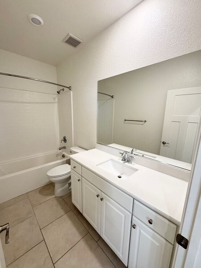 Building Photo - 3 Bed / 2.5 Bath Solar Home with Patio – Roseville – Available Now SEE VIDEO