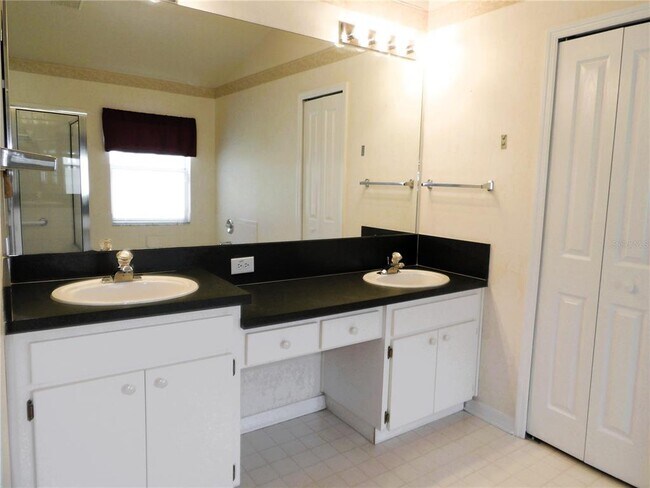 Building Photo - 1802 Durkee Pl