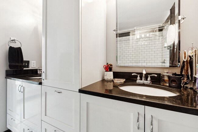 Building Photo - Renovated Condo with Skyline Views