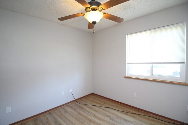 Building Photo - 3/2 with Updated Kitchen & Solar – Minutes...