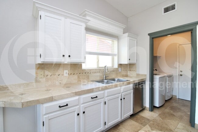 Building Photo - 946 N Ricardo Cir
