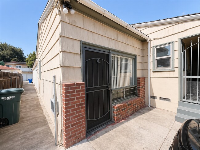 Building Photo - La Mesa Studio/ Great Location