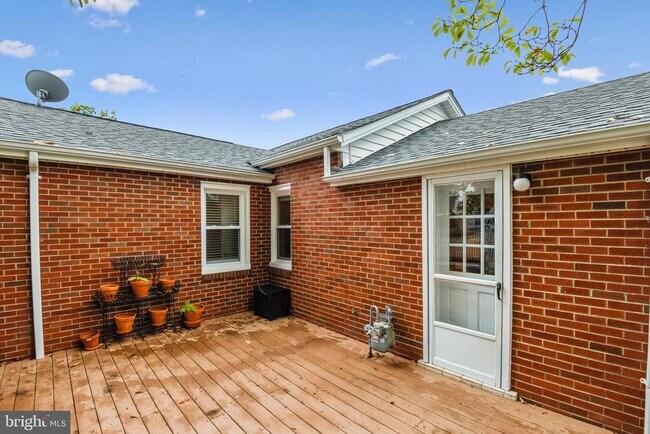 Building Photo - 214 E Monroe Ave