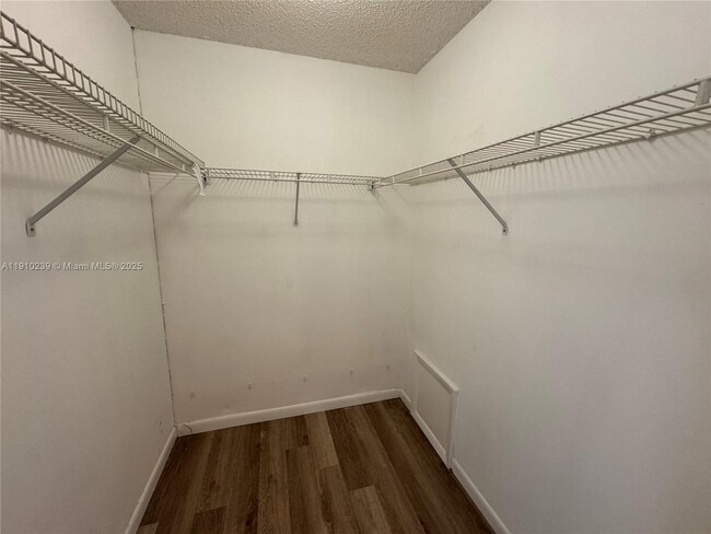 Building Photo - 573 Racquet Club Rd