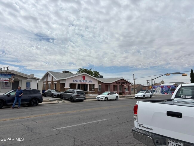 Building Photo - 3004 Yandell Dr