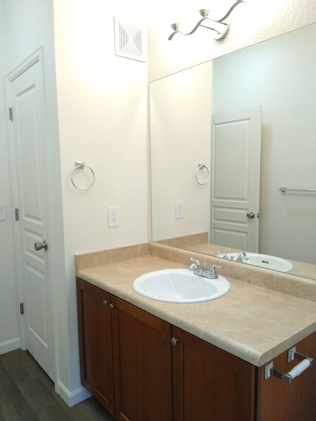 Building Photo - Beautiful and Spacious 3 Bedroom 2 Bath To...