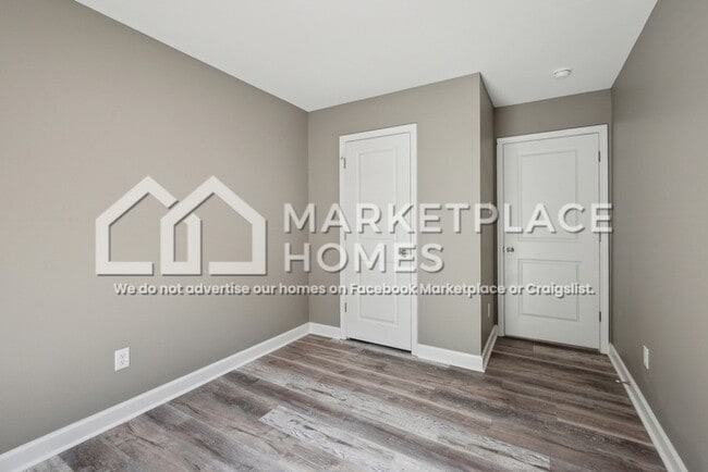 Building Photo - 1402 W 11th St