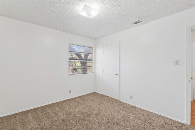Building Photo - 302 Algerita Dr