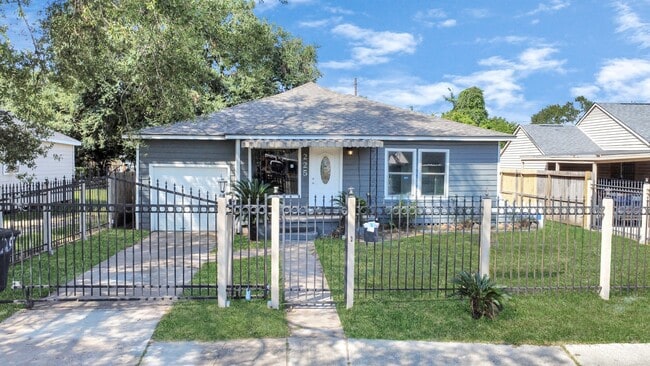 Primary Photo - 225 N Carolina St