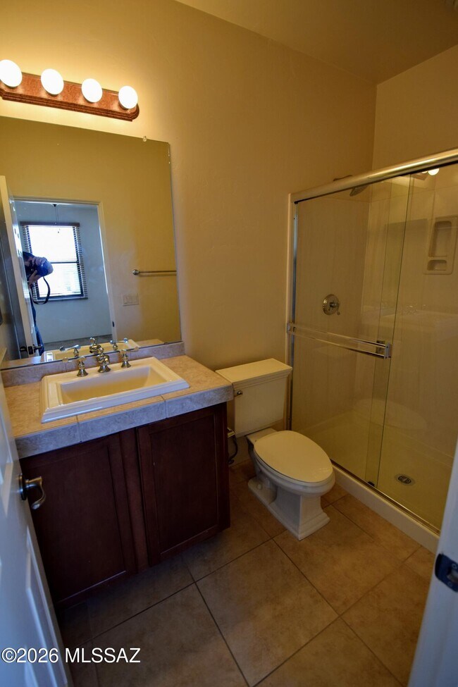 Building Photo - 334 E Cedarvale Rd