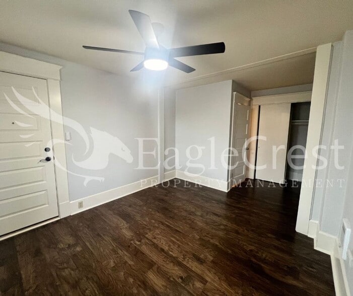 Building Photo - 105NSP