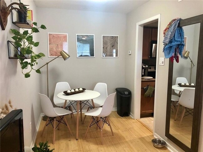 Primary Photo - 3204 Menchaca Rd