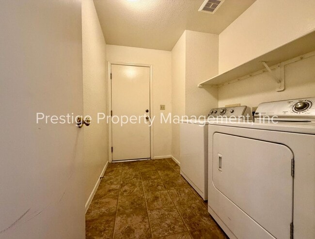 Building Photo - ***RENT SPECIAL*** 3/2 Beautiful Rita Ranch Home With Open Design!!!