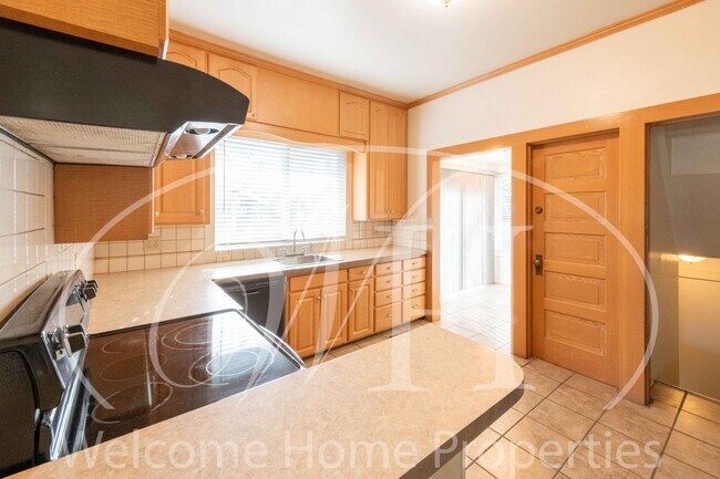 Building Photo - Spacious 4 Bedroom Home with Fireplace and Fenced Yard