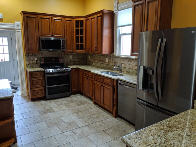 Kitchen - 2860 Humboldt St