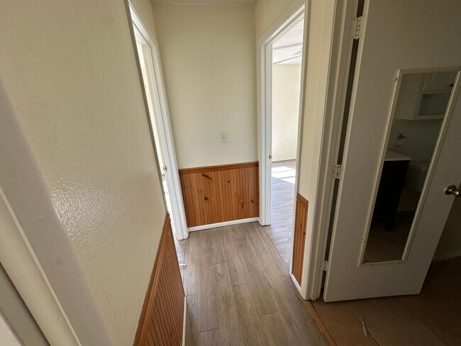 Building Photo - Spacious 4-Bed Pool Home in Gulf Gate East - Available Now!