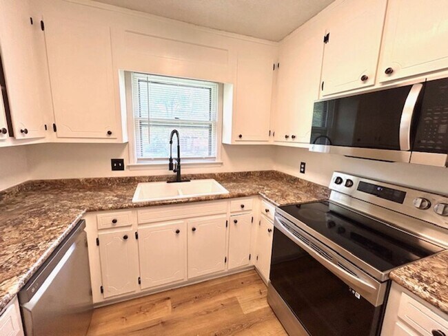 Building Photo - 4425 Bonnell Dr NW