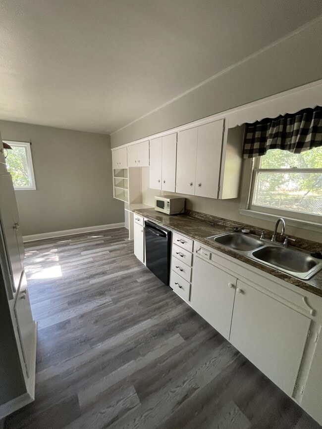 Building Photo - 935 Allen Ave