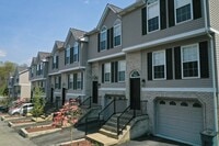 Building Photo - Modern 3-Level Townhome in Monaca – 2 Bed,...
