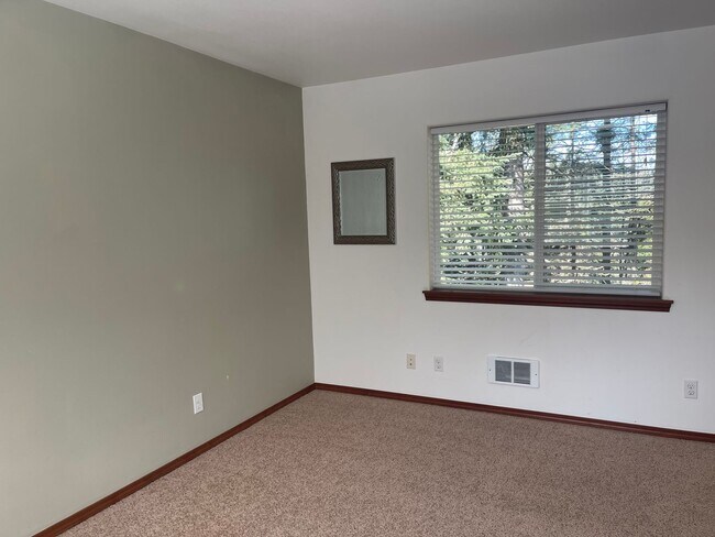 Building Photo - Gorgeous custom built home