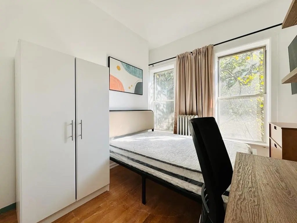 Building Photo - Furnished room/NOT APARTMENT