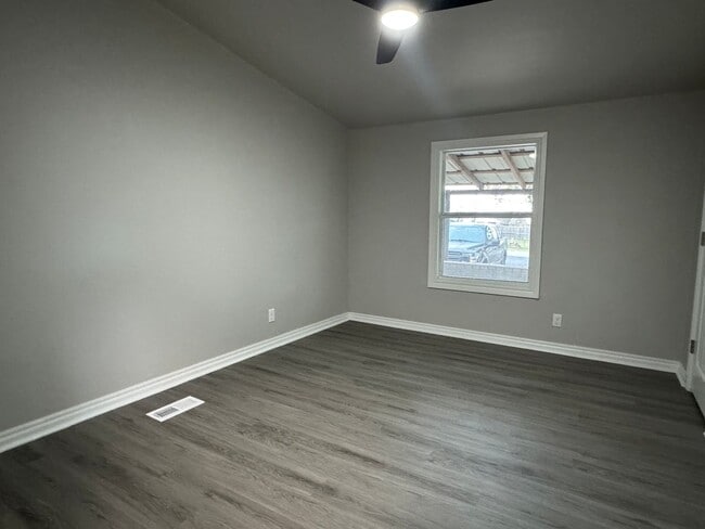 Building Photo - 602 C St