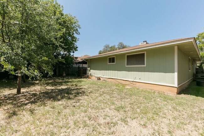 Building Photo - Marvelous in Milwood!