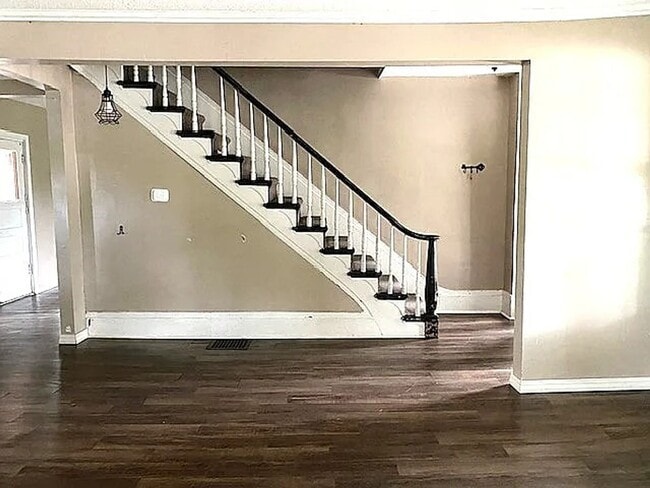 Building Photo - Corner Lot - Remodeled