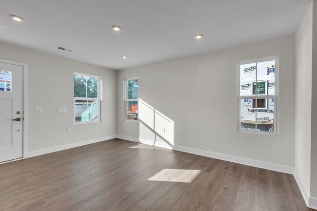 Building Photo - Charming 3-Bed Townhouse Oasis in Greenvil...