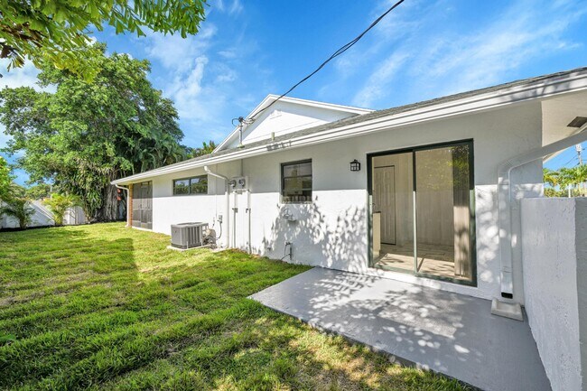 Building Photo - 498 NE 42nd St