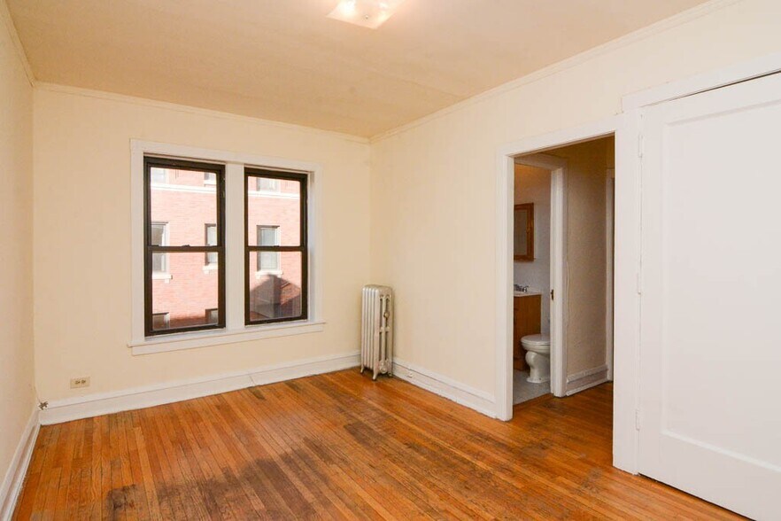 Building Photo - 3304 W Schubert Ave