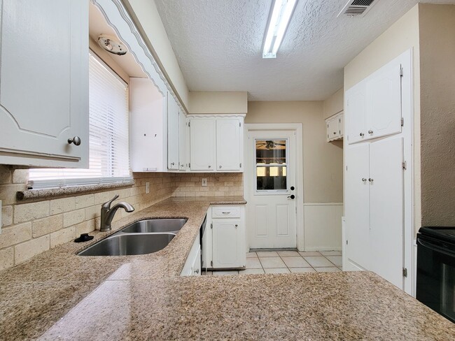 Building Photo - RECENTLY REMODELED 4 BEDROOM 2 BATH HOME I...